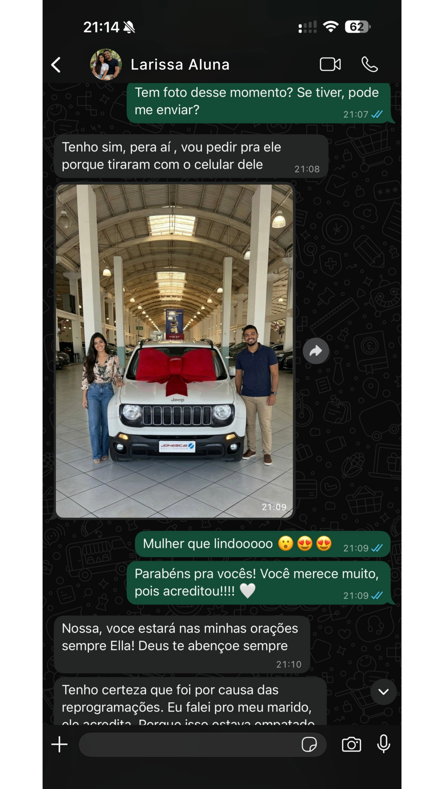 Larissa e o marido em frente ao Jeep dos sonhos — manifestação concreta